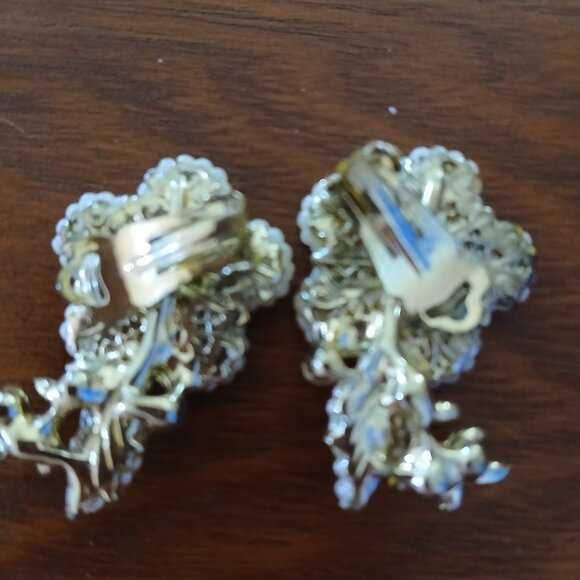 Women's Vintage Floral Design Clip Earrings  GUC - Picture 4 of 4